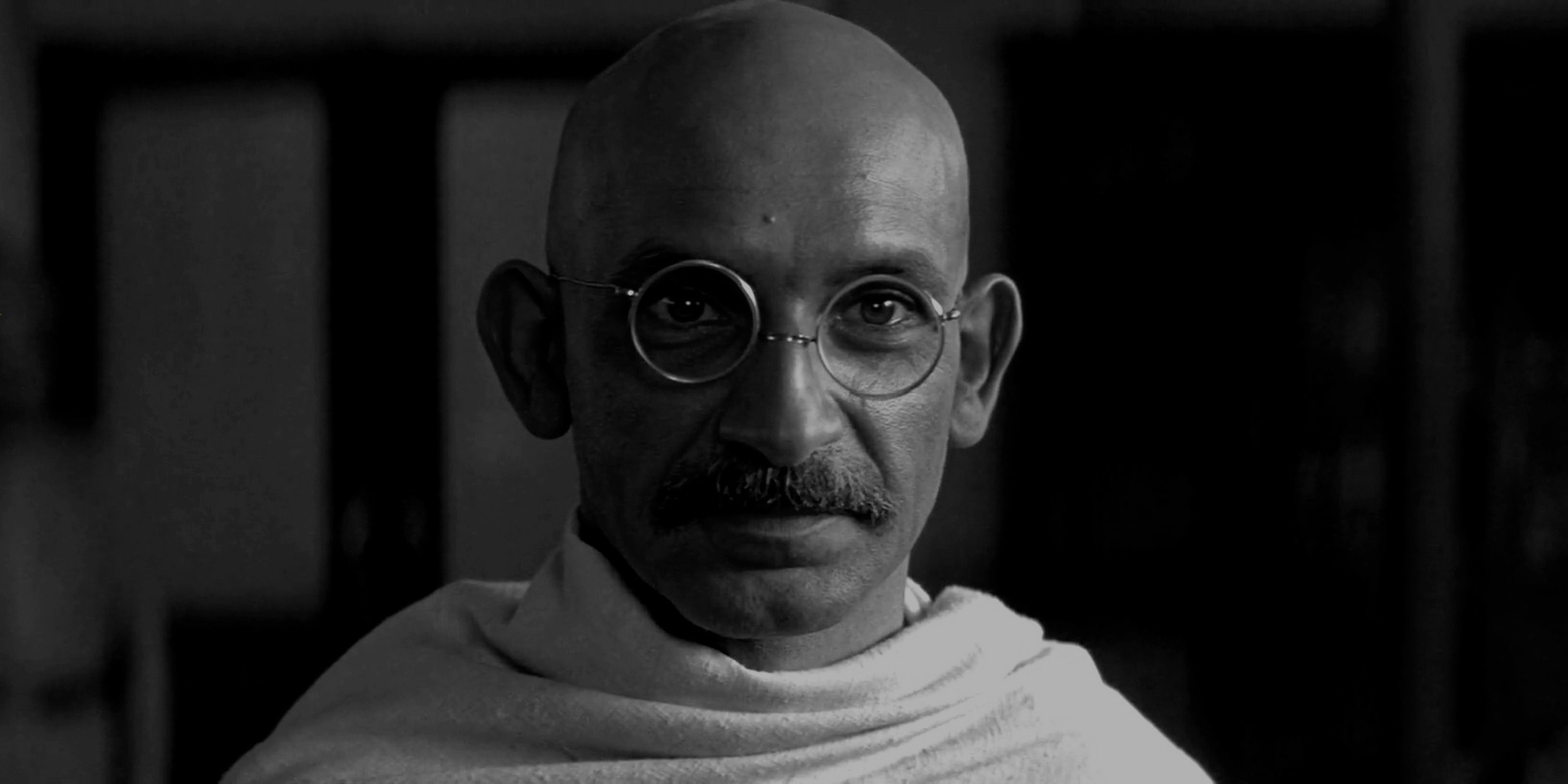 Il mosaico di Gandhi che si compone con i volti
